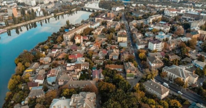 Суд змусив вінничанку звільнити 0,37 га незаконно огородженої землі на березі Бугу