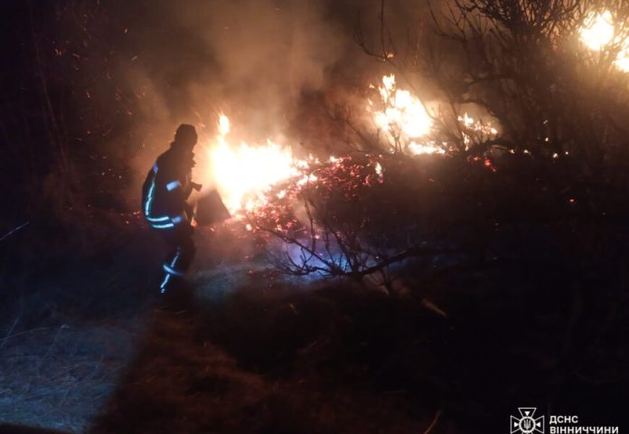 На Вінниччині за добу згоріло понад 21 гектар землі та сталась серія пожеж через несправні печі та коротке замикання