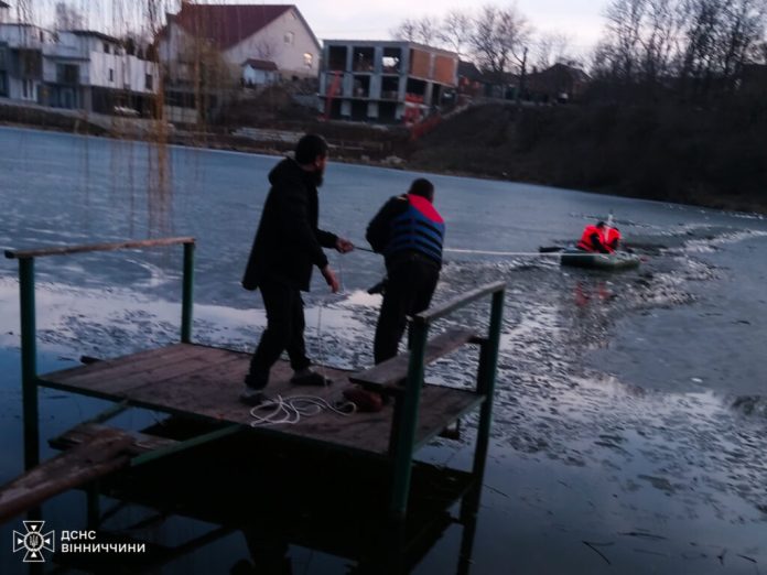 Рятувальники визволили двох чоловіків зі ставка у Вінниці