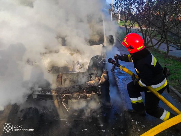 У Вінниці загорівся мікроавтобус, а в Хмільницькому районі – житловий будинок