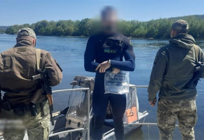 Плавець-нелегал: мешканець Київщини хотів у гідрокостюмі втекти за кордон