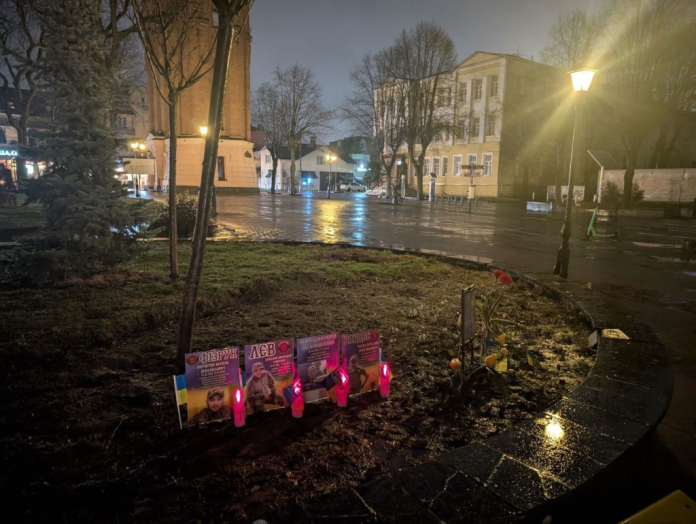 Міська рада пояснила, чому прапорці загиблих залишаться на площі Шевченка