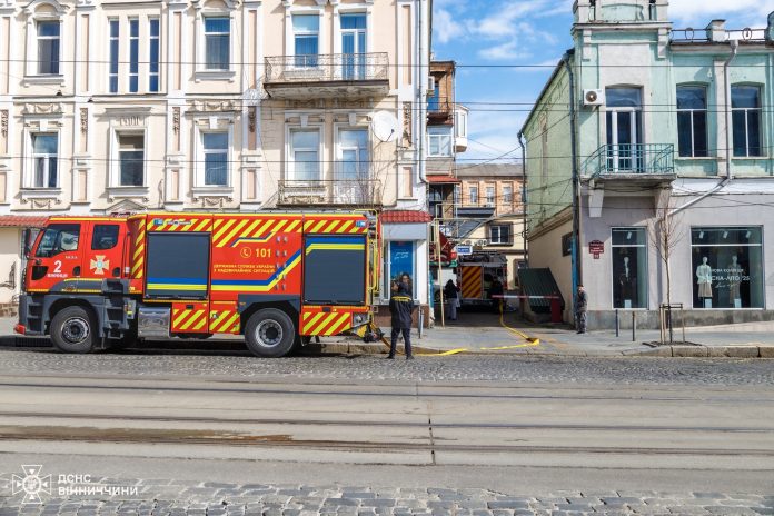 Пожежа в центрі Вінниці: рятувальники загасили квартиру на Соборній