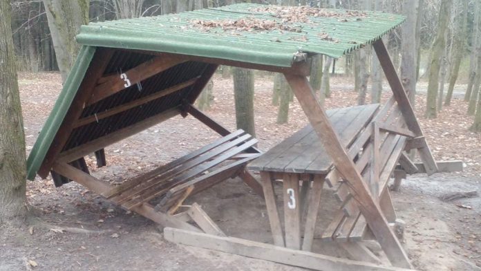 Скандал у Вишенському парку: поки містяни прибирали, хулігани ламали бесідки