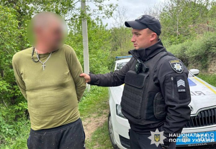 З ножем у спині бігла до сусідів: п’яний чоловік поранив дружину