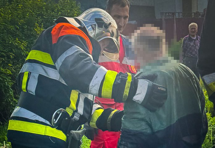 Впав у колодязь і вижив: у Вінниці 75-річного чоловіка витягли рятувальники
