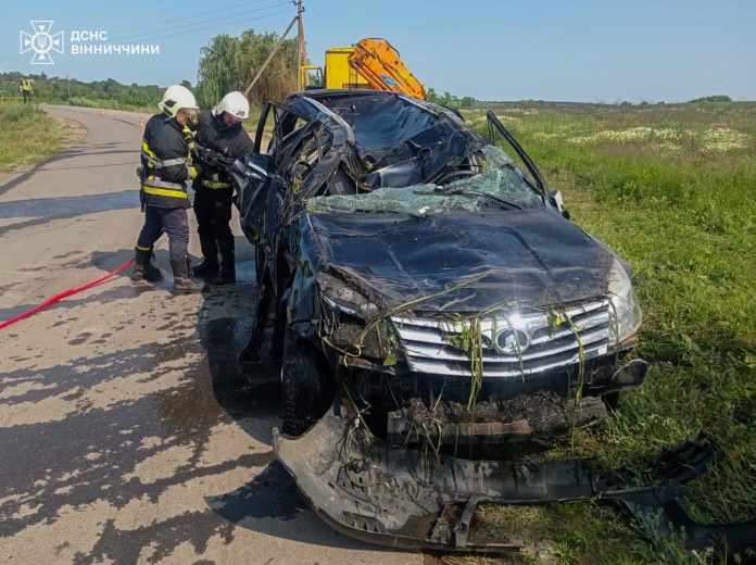 На Вінниччині авто злетіло з мосту — загинули двоє людей