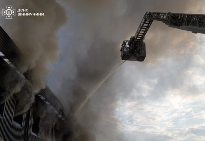 Ракета зруйнувала підприємства — у Вінниці допомагають людям не втратити роботу