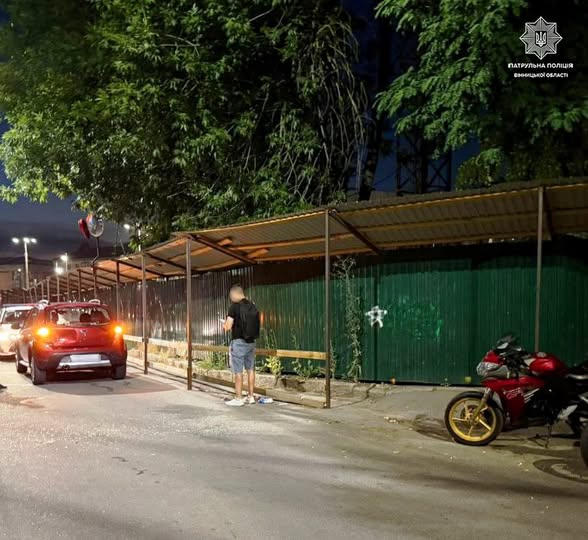У Вінниці п’яний мотоцикліст без прав влетів у авто