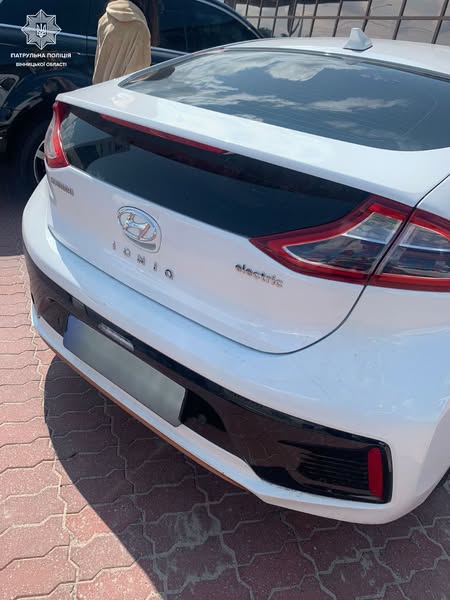 Їхала без прав і під двома наркотиками: копи затримали водійку Hyundai