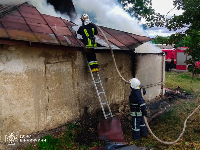 Рятувальники третю добу ліквідовують наслідки негоди на Вінниччині та гасили три пожежі
