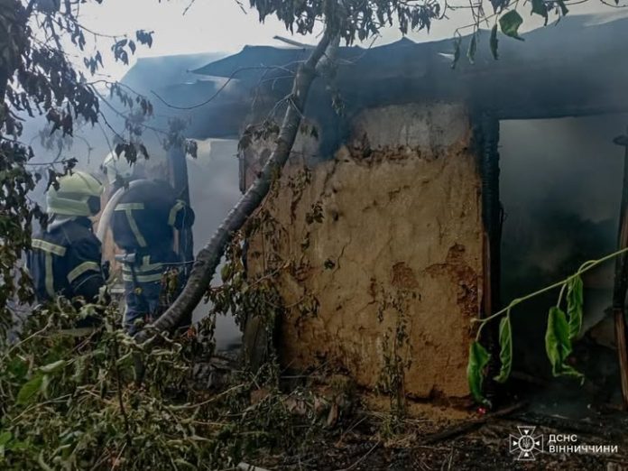 Через підпал трави згоріла господарська споруда на Вінниччині