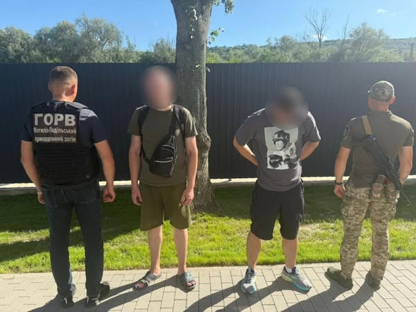 Заплив не вдався: прикордонники зупинили чоловіків на гідроциклі