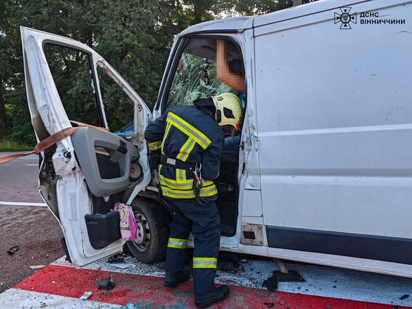 28-річного водія затисло у мікроавтобусі після ДТП на Вінниччині