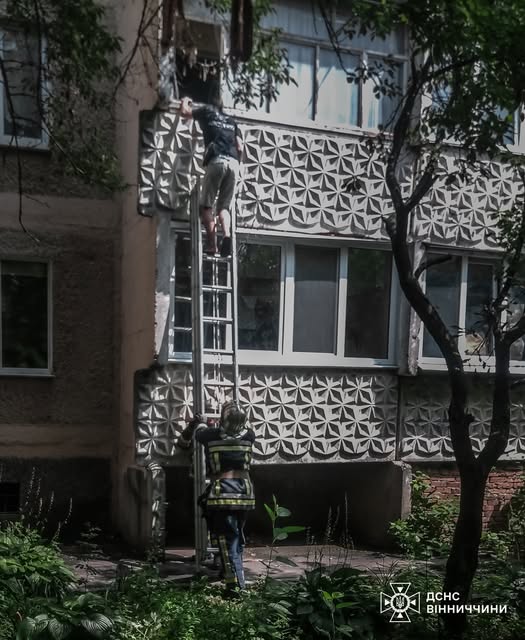 У Вінниці ДСНС знімали чоловіка з другого поверху