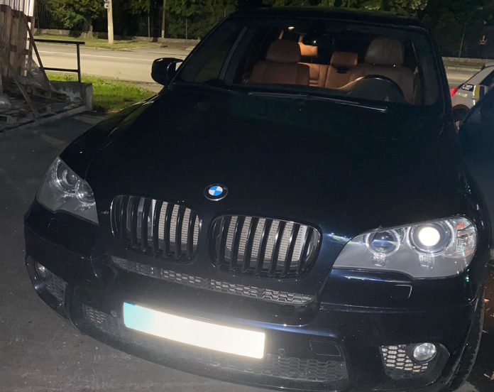 Порушив комендантську годину та тікав від поліції: водія BMW X5 спіймали у Вінниці