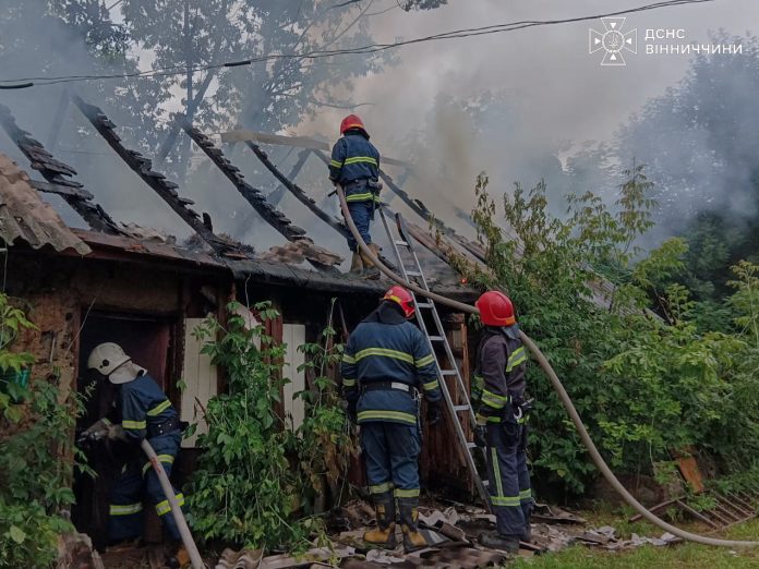 На Вінниччині діти підпалили дровітню — згоріли дрова й покрівля