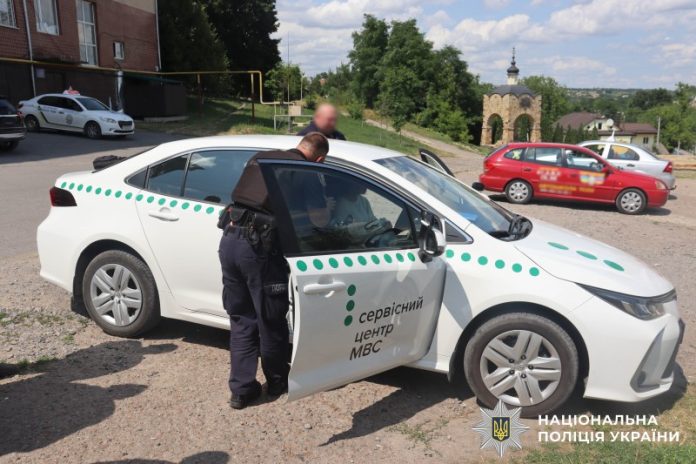 300 доларів за права: у Шаргороді викрили спробу підкупу в сервісному центрі