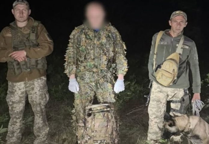 Маскувальний костюм і ласти не допомогли: на Вінниччині зупинили незаконного мігранта