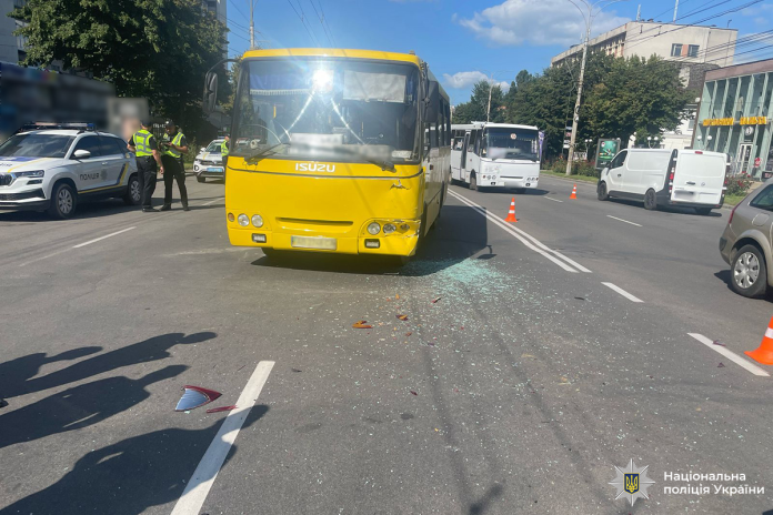 ДТП у Вінниці: двох літніх пасажирок госпіталізували після зіткнення автобуса з Geely