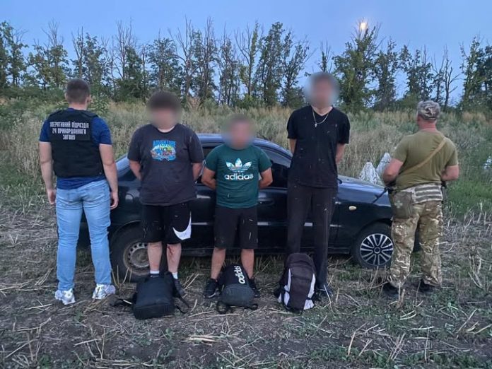 Пішки в Придністров’я: прикордонники зупинили трьох чоловіків пострілами