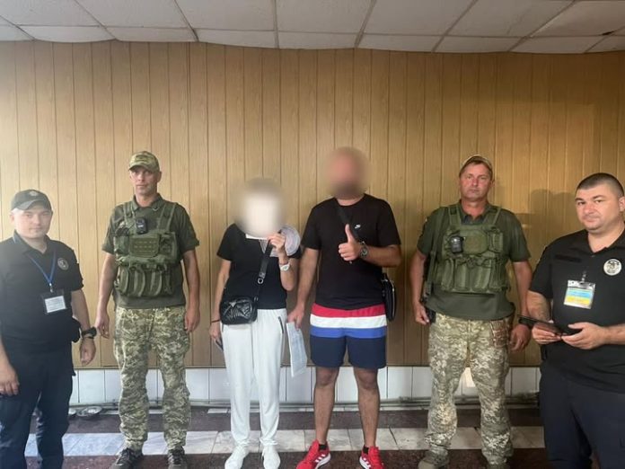 «Любов» під прикриттям: чоловіка не випустили за кордон через підозрілий шлюб