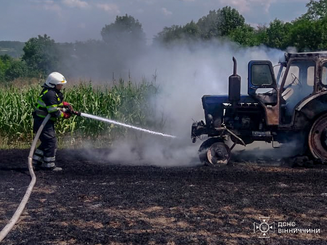 У Соколівці згорів трактор, а поле зайнялося вогнем: шість пожеж за добу