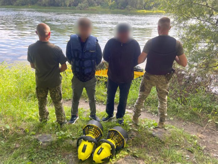 На Вінниччині прикордонники перехопили «водних екстремалів» із підводними скутерами