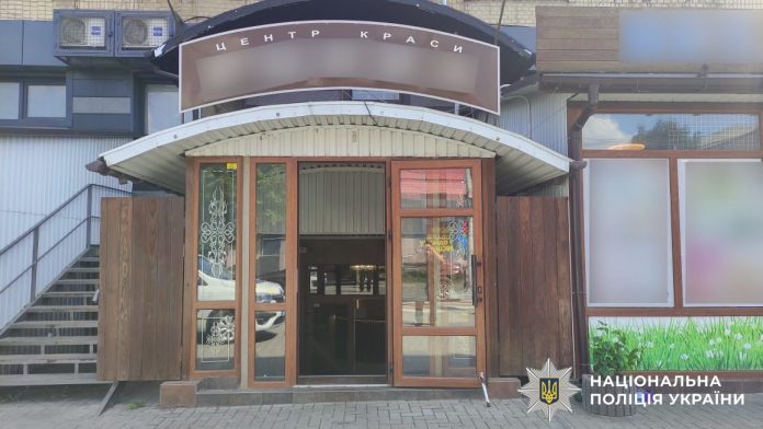 У салоні краси на Вінниччині клієнт з ножем поранив відвідувача