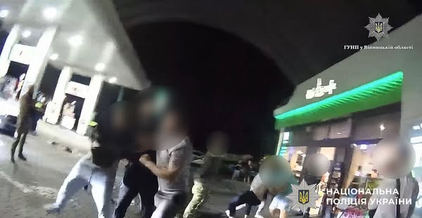 Нічний конфлікт на АЗС: компанія з Сумщини напала на поліцейських