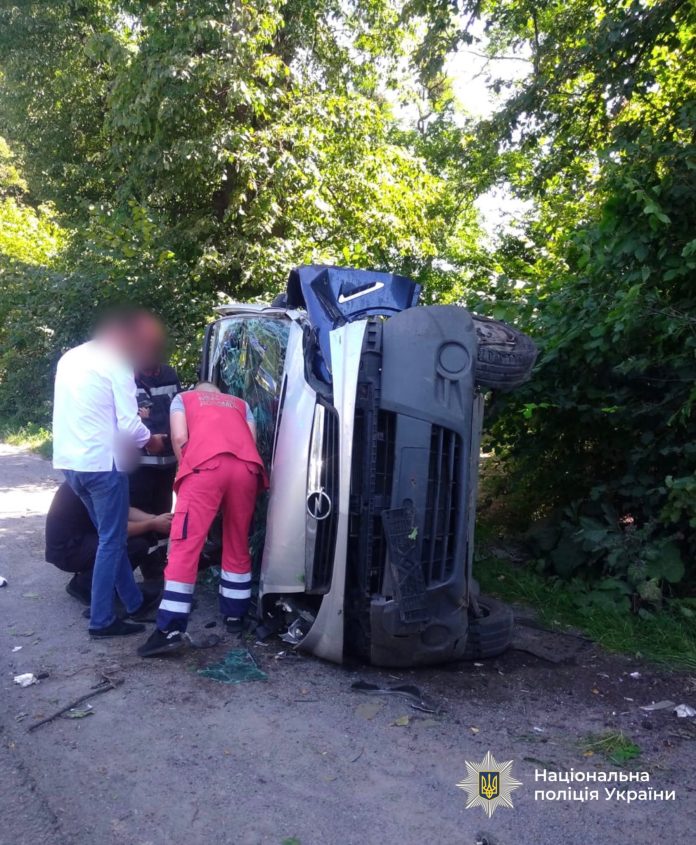 ДТП на трасі М-30: BMW, Toyota й Opel зіткнулись — один автомобіль перекинувся
