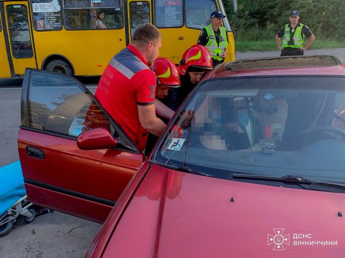 У Вінниці рятувальники деблокували водія після ДТП на Зулінського