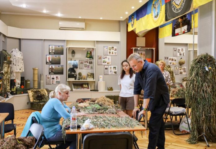 Львівський мер оглянув Вінницький краєзнавчий музей і отримав подарунок