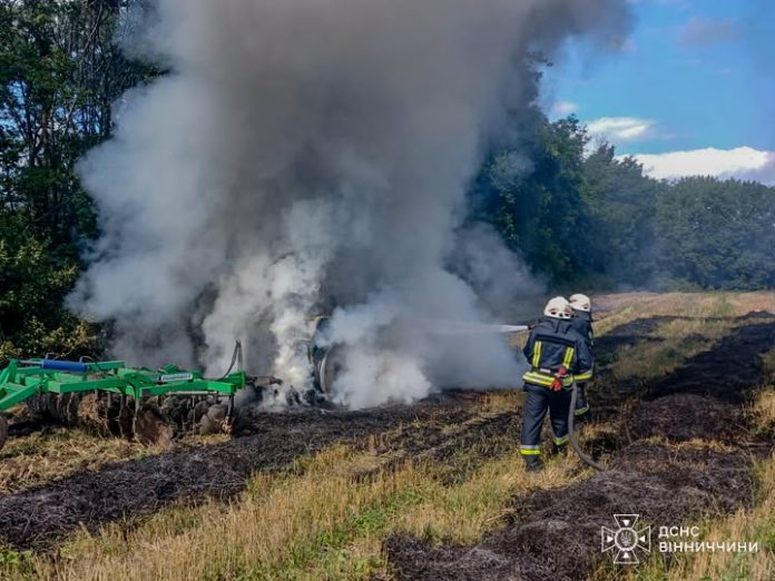 На Вінниччині під час польових робіт загорівся трактор