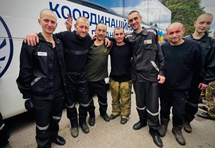 Сім воїнів з Вінниччини повернулися з російського полону на День Незалежності