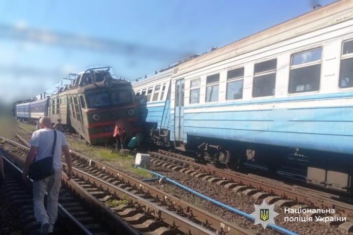 На станції Жмеринка з рейок зійшов вагон електропоїзда та секція електровоза