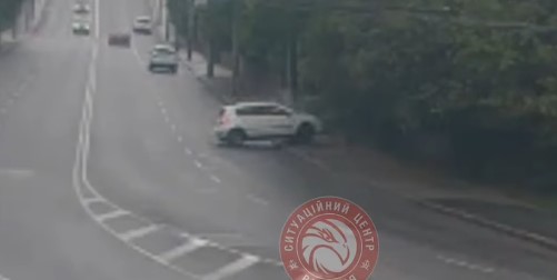 У Вінниці водій GEELY в’їхав у електроопору: обійшлося без постраждалих