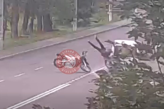 Небезпечний розворот: байкер потрапив під Ford на Гніванському шосе