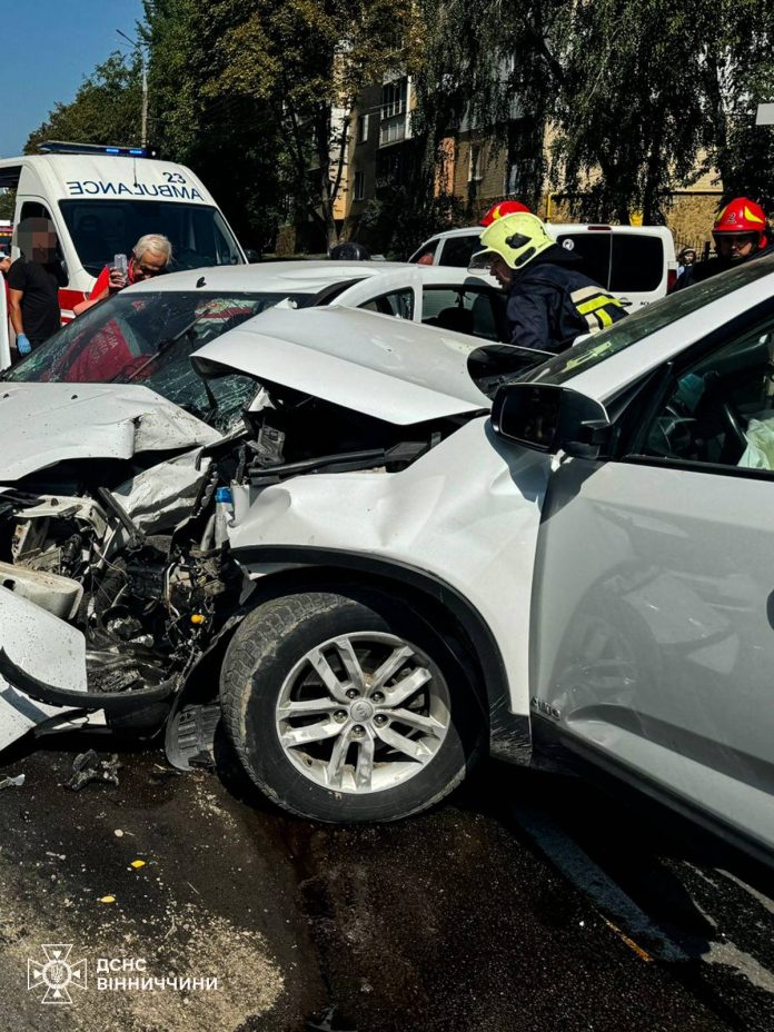 На Замостянській зіштовхнулися три машини: постраждали водій, жінка та дитина