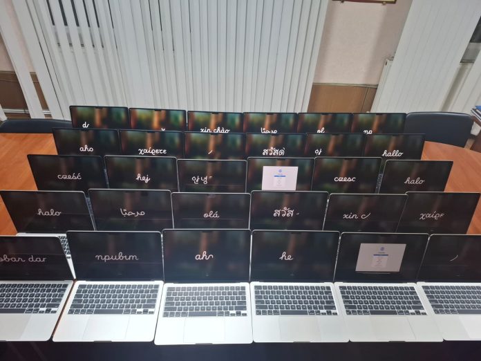 У рейсовому автобусі на кордоні виявили 30 прихованих ноутбуків Apple