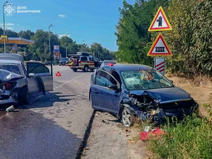 Поблизу Гайсина зіткнулись Ford і Mitsubishi: в одній з автівок витік газу