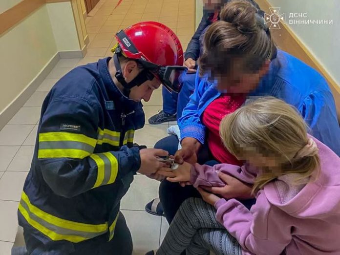 Рятувальники та лікарі об’єднали зусилля, щоб врятувати дитину від небезпечної забавки