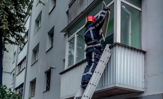 На проспекті Коцюбинського рятувальники визволили літню жінку з квартири