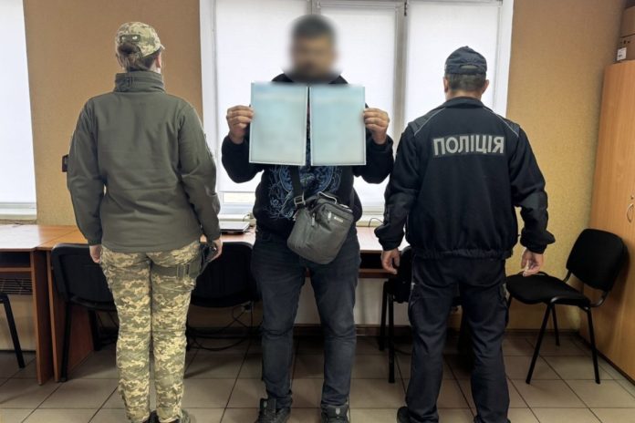 Псевдобатько з підробленими свідоцтвами: на Вінниччині зупинили порушника на кордоні
