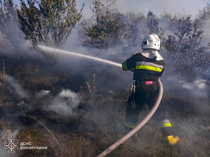 На Вінниччині за добу згоріли будинок, техніка й підсобка: 15 пожеж без жертв