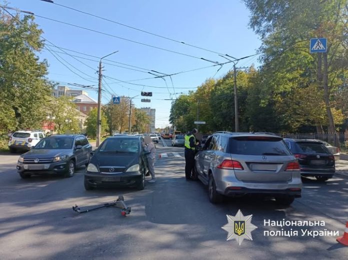 ДТП у середмісті Вінниці: дитина на електросамокаті потрапила під авто
