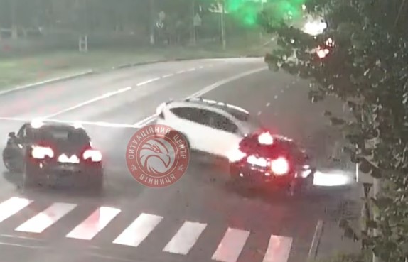 У Вінниці зіштовхнулися Honda та BMW: минулося без постраждалих