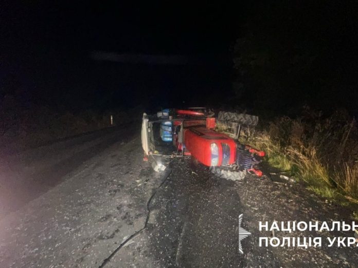 На Вінниччині Skoda протаранила трактор: є травмований