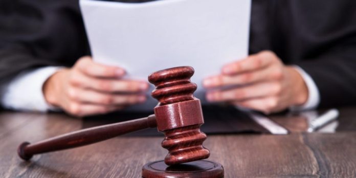 Посадовиця з Ладижина постане перед судом через конфлікт із захисником України