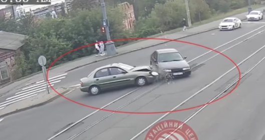 Аварія в центрі Вінниці: порушник на Nissan зіткнувся із ЗАЗом